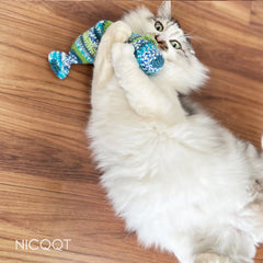 猫と編みぐるみの魚型のおもちゃ1