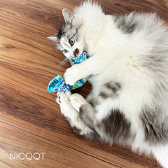 猫と編みぐるみの魚型のおもちゃ2